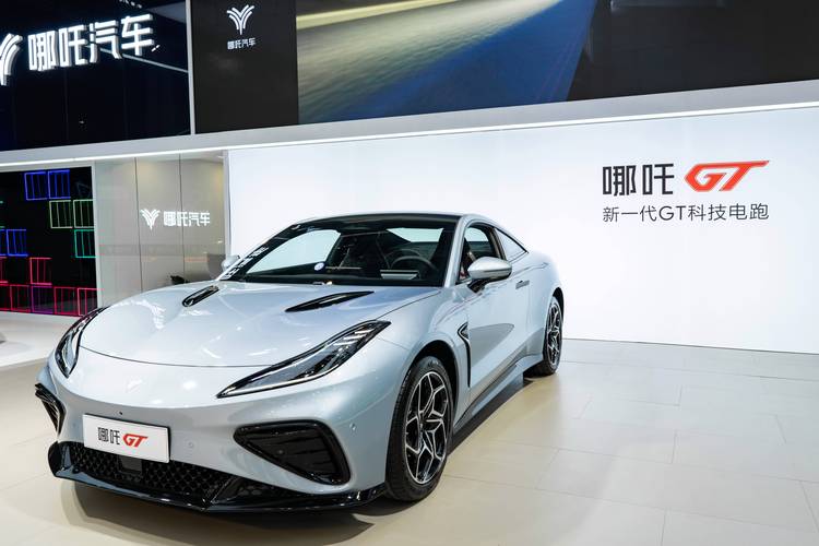 东莞199哪吒汽车在智能汽车领域的表现，领途汽车在新能源汽车市场中的影响力